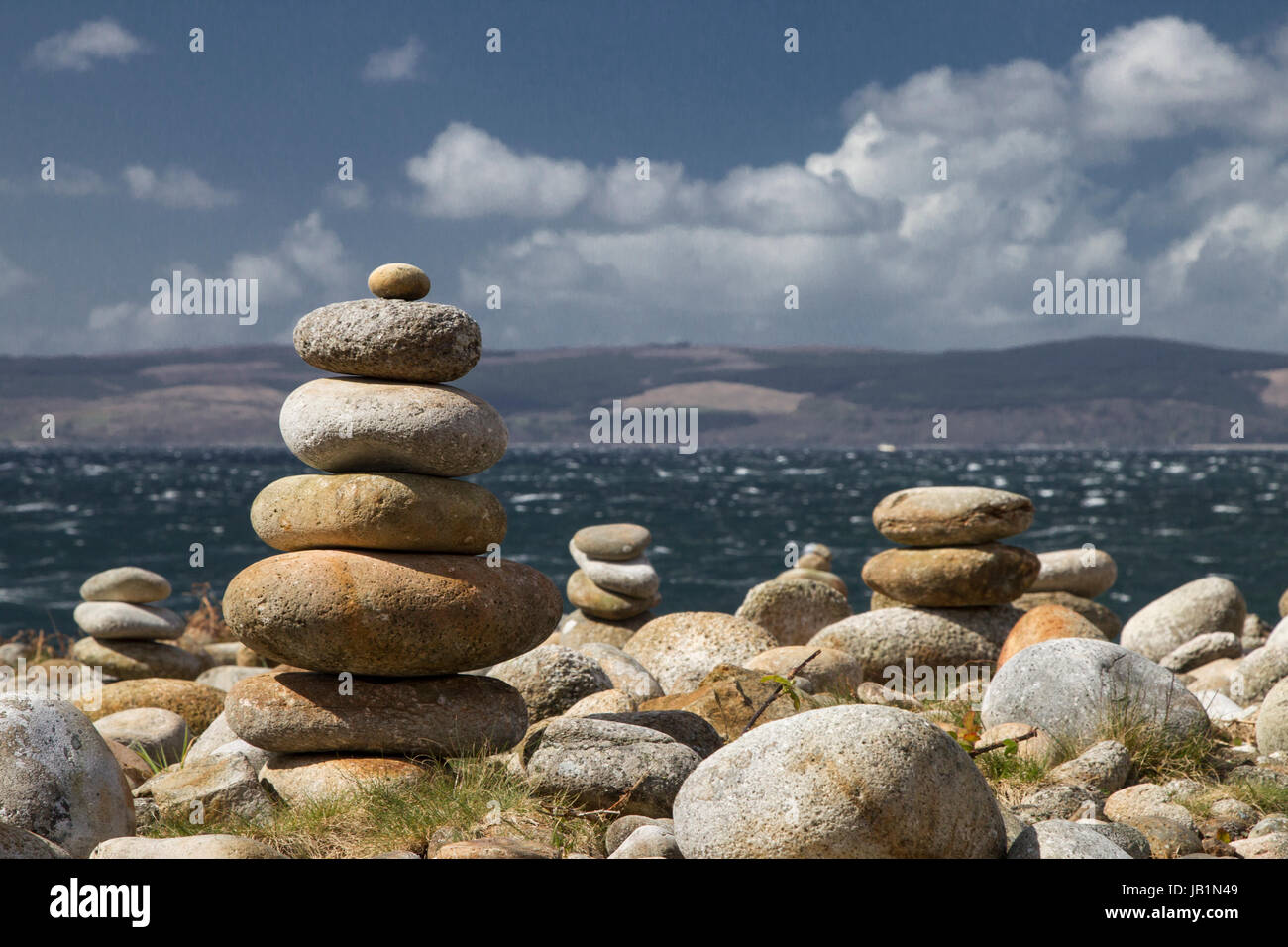 Pali in pietra, guardando le Kilbrannan Sound di Kintyre in mare mosso. Foto Stock