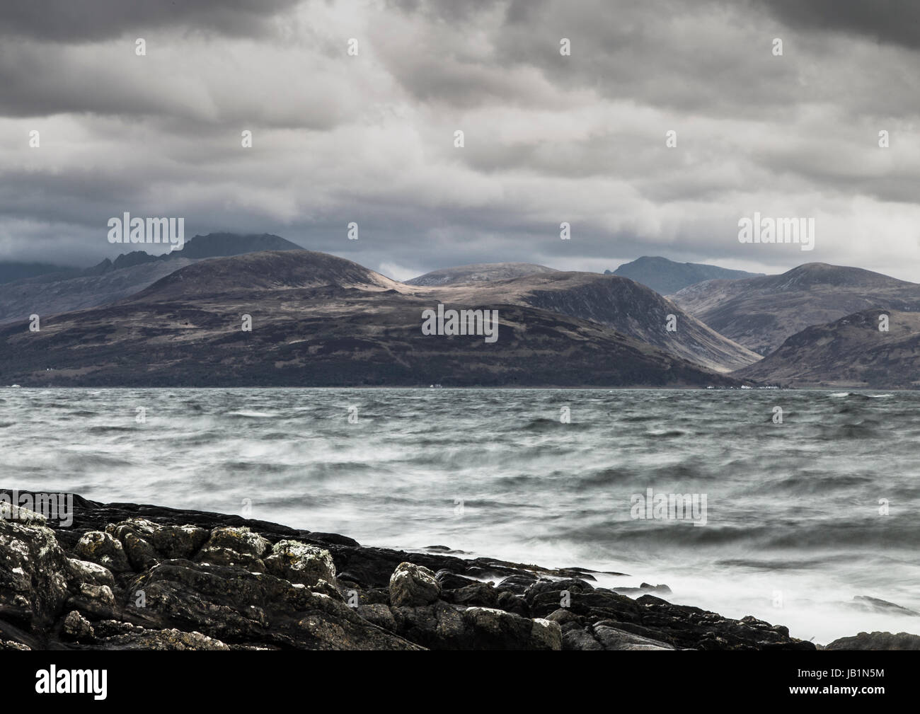 Arran visto dal litorale di Kintyre nella drammatica meteo Foto Stock