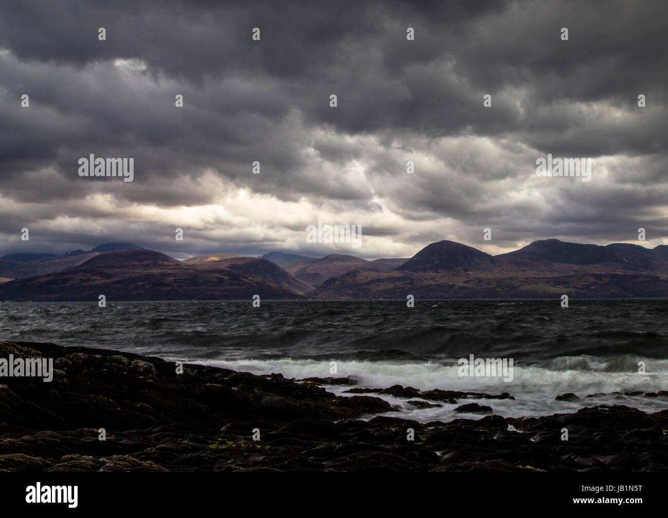 Arran visto dal litorale di Kintyre nella drammatica meteo Foto Stock