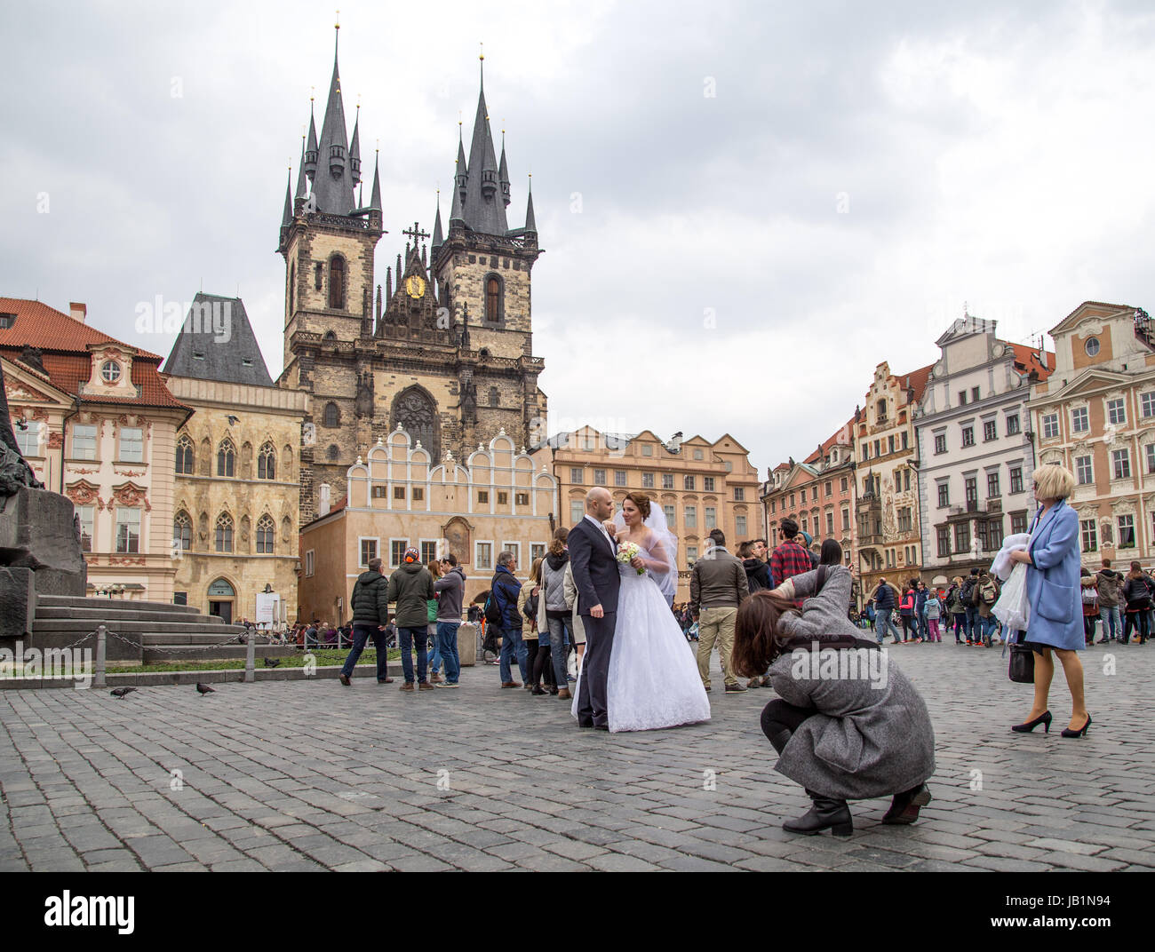 Coppie in viaggio di nozze a Praga Foto Stock