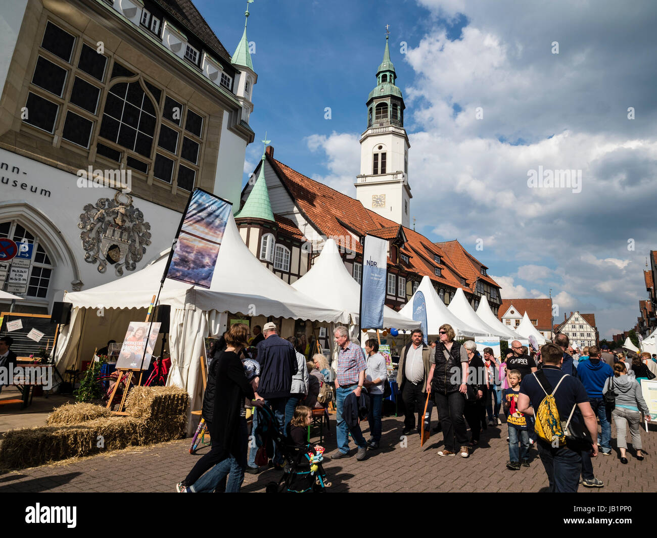 Festival 'Landpartie' , spettacoli e mostre sui prati di castello di Celle, Bomann Museum e Chiesa nel retro, Celle, Germania. Foto Stock