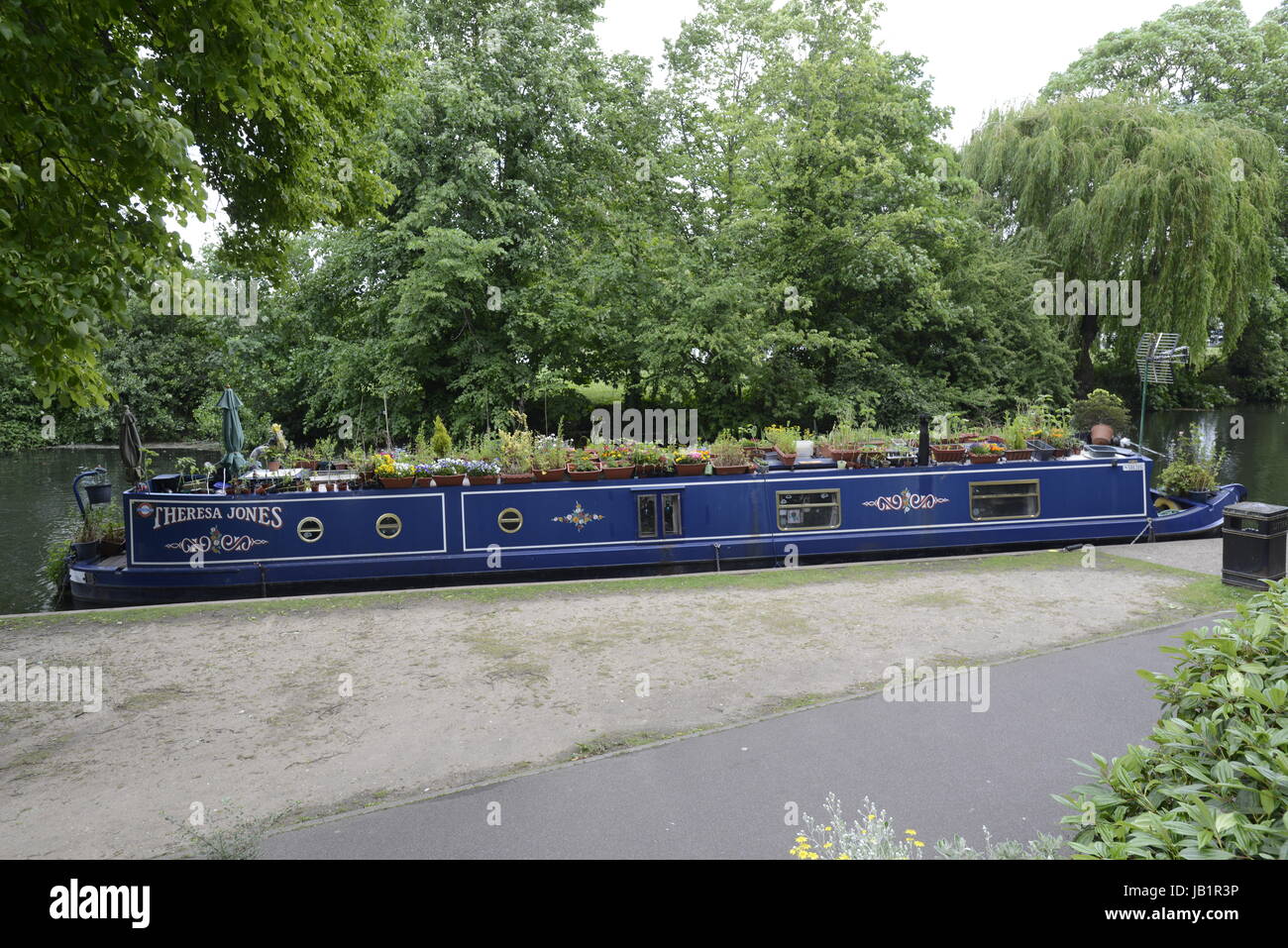 Houseboat legata sul lato del fiume Tamigi a Windsor Foto Stock