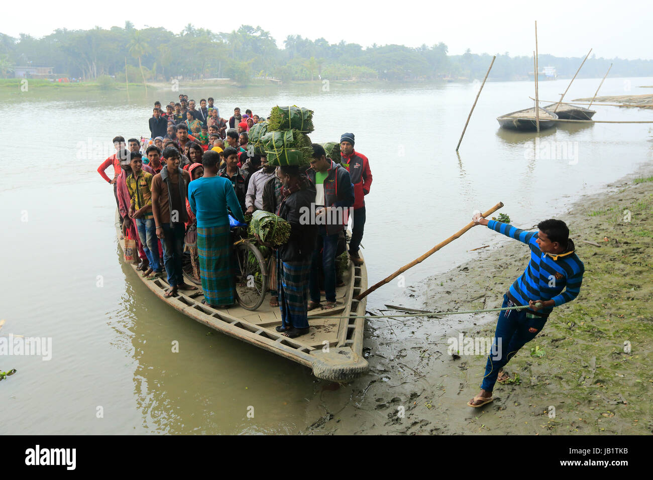 Persone attraversano il Buri bhairab fiume in modo motorizzato mediante un traghetto. Khulna Bangladesh Foto Stock