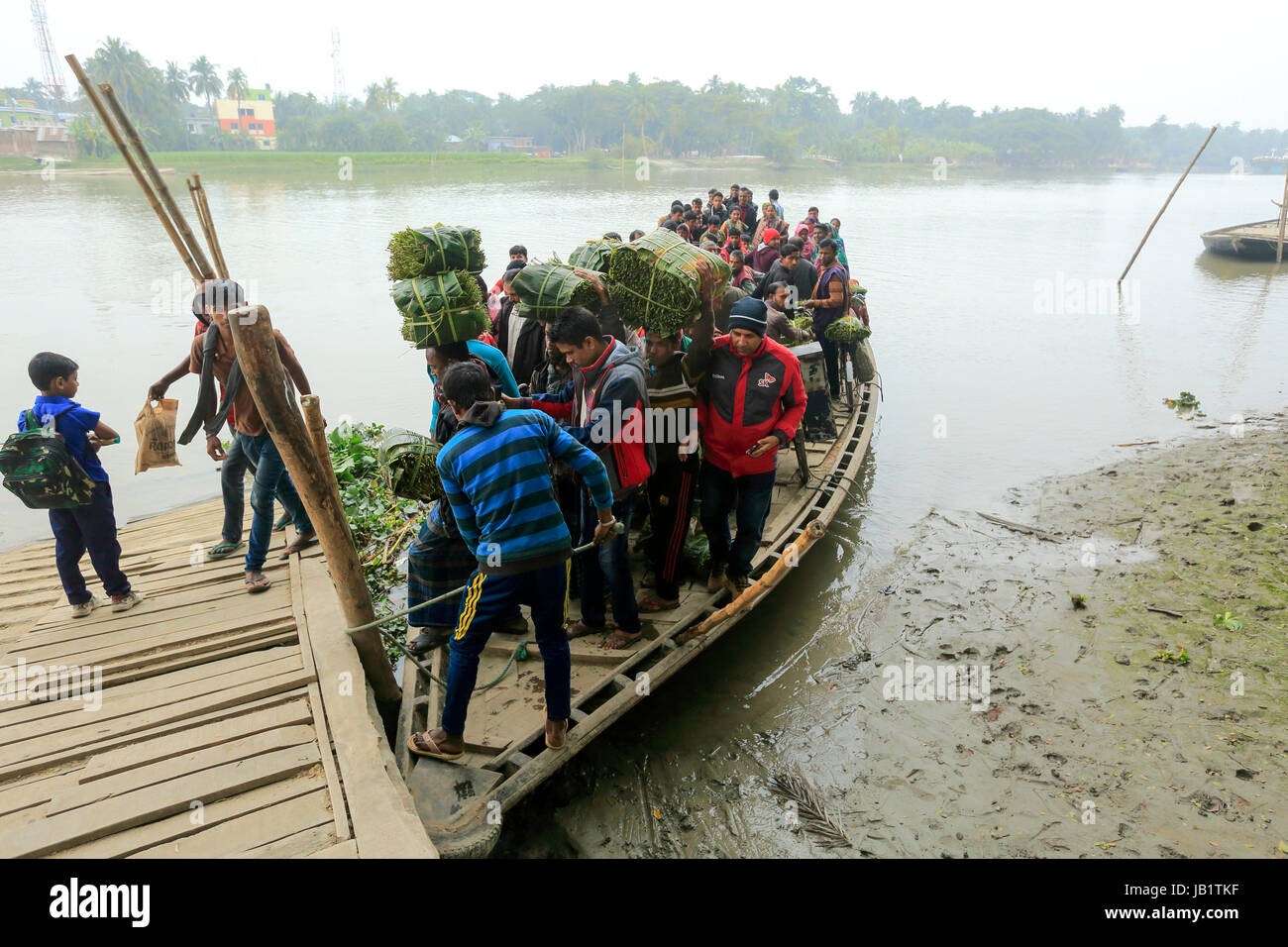 Persone attraversano il Buri bhairab fiume in modo motorizzato mediante un traghetto. Khulna Bangladesh Foto Stock