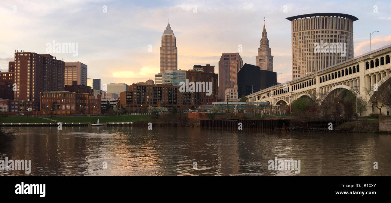 Colori spettacolari sul fiume downtown Cleveland Ohio Foto Stock