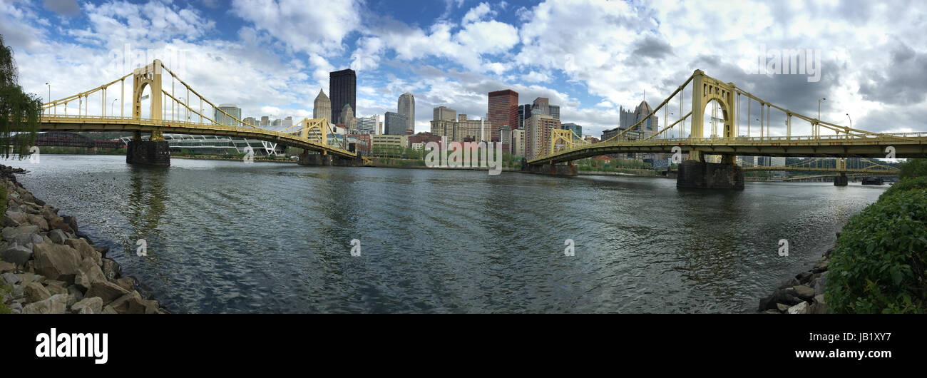 Il fiume Allegheny va dalla sorprendente città di Pittsburgh Foto Stock