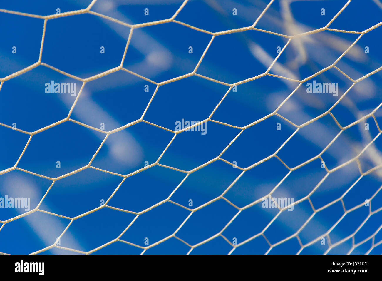 Bianco, di calcio o di calcio, net con cielo azzurro e sfondo sfocato soccer net primo piano Foto Stock