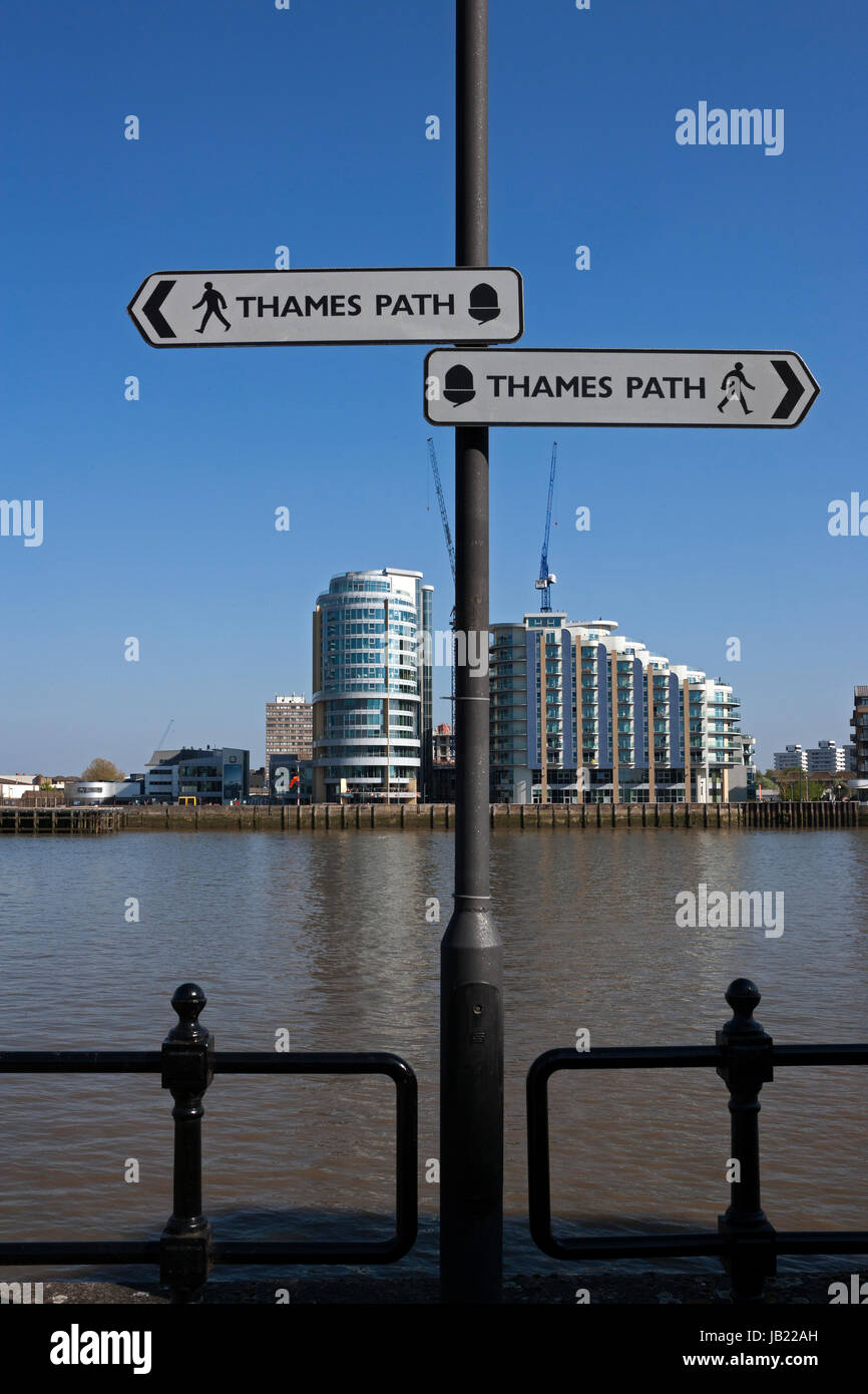 Thames Path segnaletica e il fiume Tamigi, Fulham, Londra Foto Stock