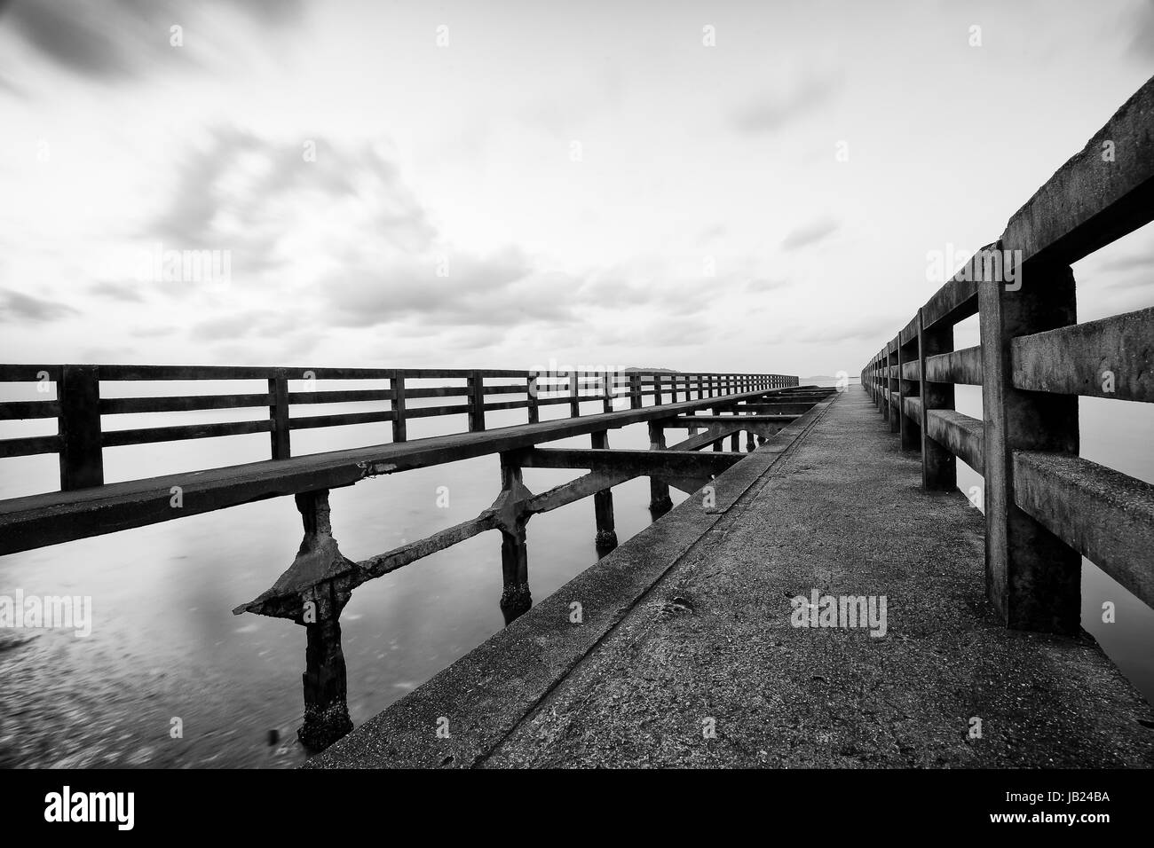 Una lunga esposizione di un vecchio ponte in Cambogia Beach - Kep beach - rovina ponte in bianco e nero Foto Stock