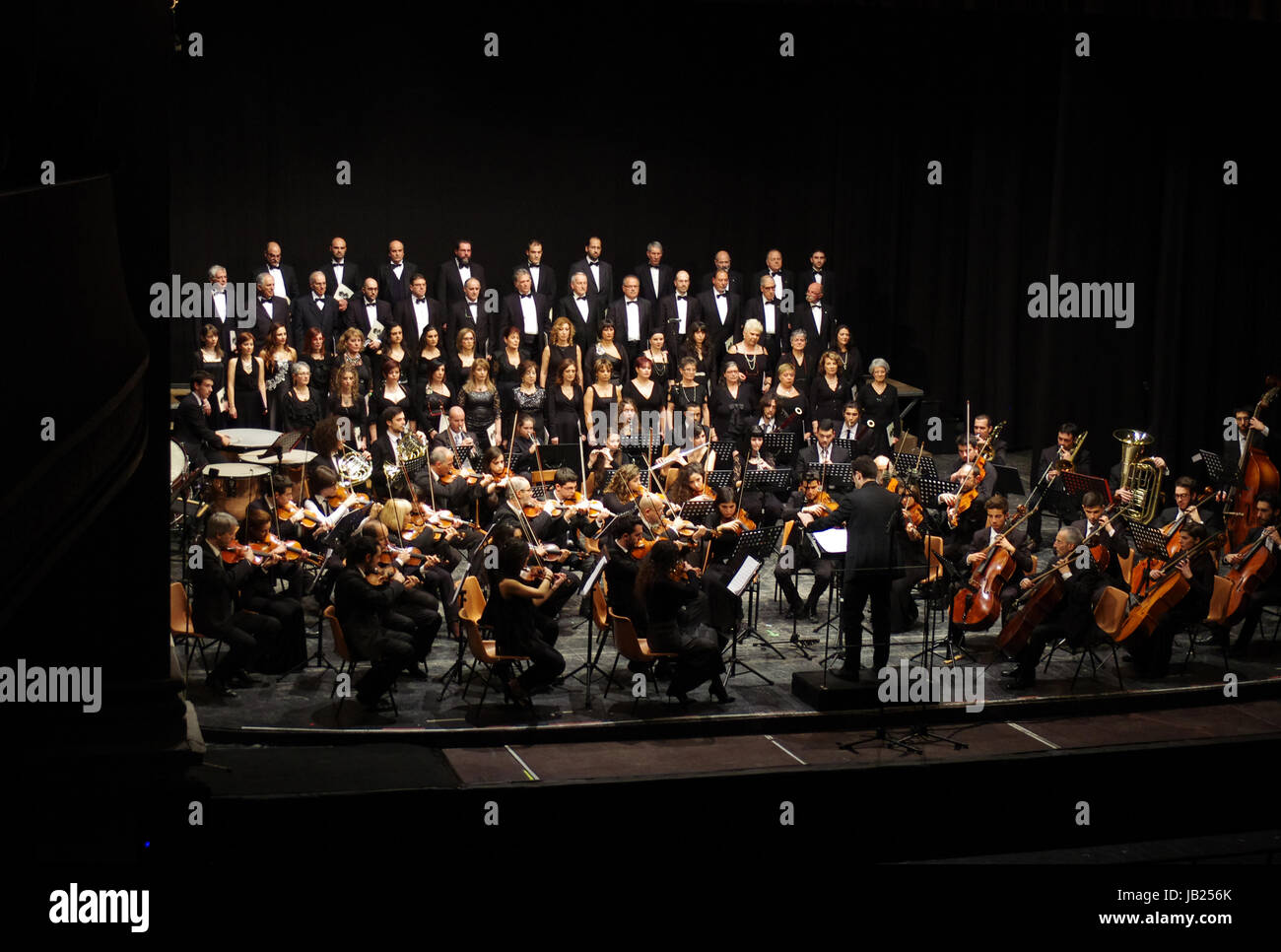 Sassari, Sardegna. Orchestra e coro in Giuseppe Verdi Teather Foto Stock