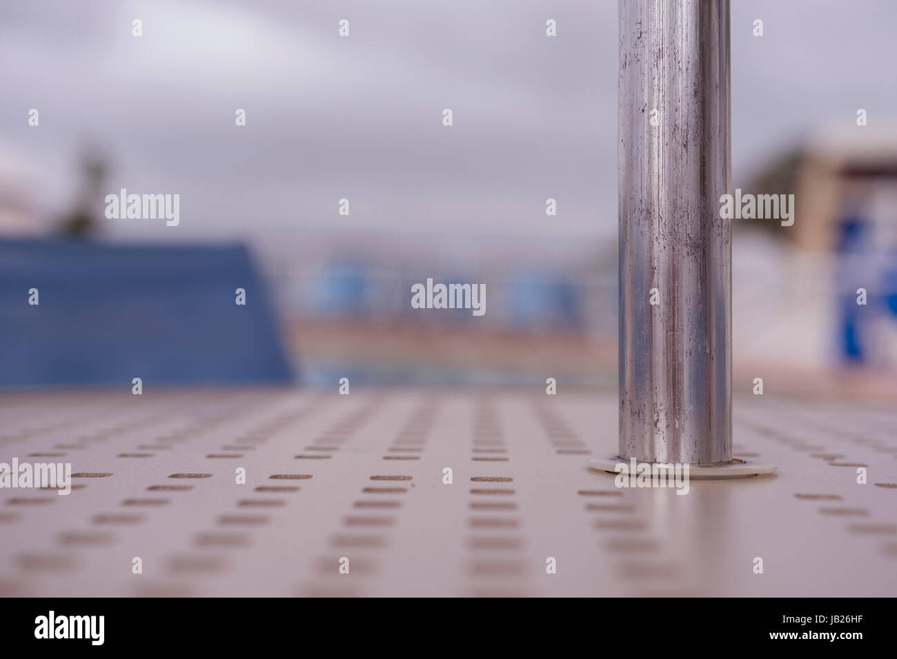 Ombrello in metallo Pole su un lato piscina tabella Foto Stock