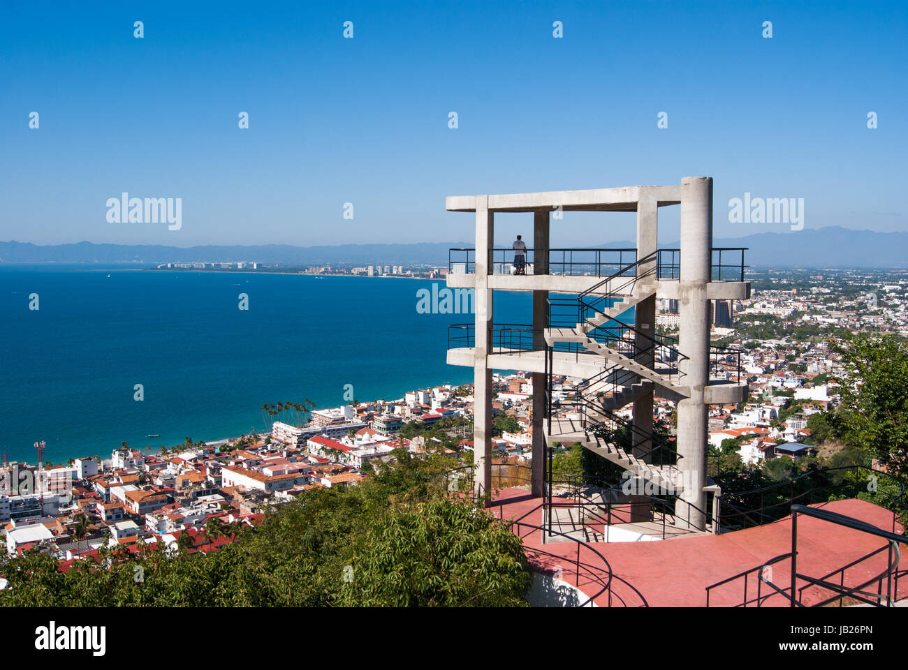 La torre di avvistamento sulla sommità di una collina in Puerto Vallarta. Uno sguardo a nord lungo Banderas Bay, l'area resort di Nuevo Vallarta Bucerias e. Foto Stock