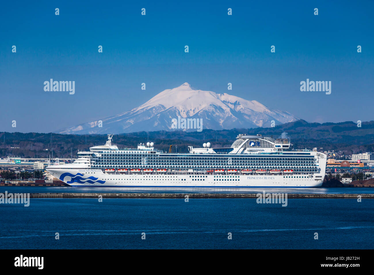 Il Diamond Princess nave da crociera e Mt. Iwaki presso il porto di Aomori, nel nord del Giappone, Tōhoku regione. Foto Stock