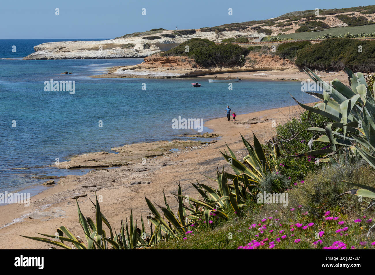 S'Archittu è una piccola città costiera nei pressi di Oristano sulla costa occidentale della Sardegna, Italia. La città prende il nome dal vicino arco naturale (S'Architt Foto Stock