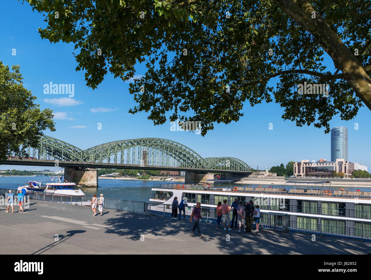 Il fiume Reno e Hohenzollern (ponte Hohenzollernbrücke), Colonia, Germania Foto Stock