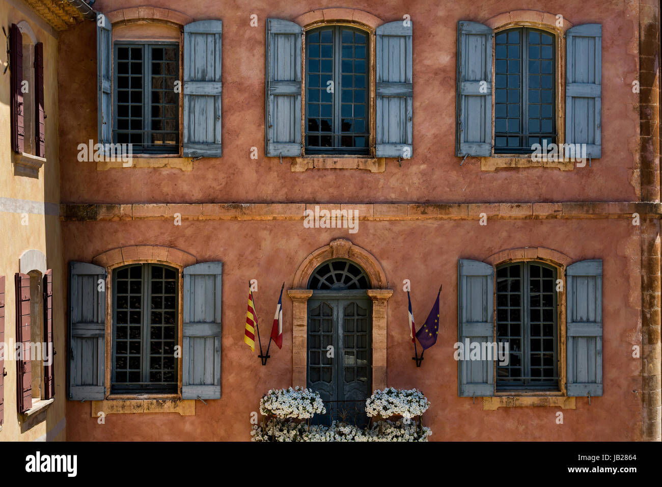 Windows si trova nella città vecchia all'interno della regione di Provenc in Francia Foto Stock