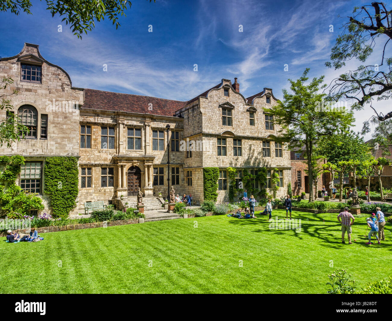 31 Maggio 2017: York, North Yorkshire, Wngland, Regno Unito - Camarlinghi House, con persone che giocano a croquet sul prato. Foto Stock