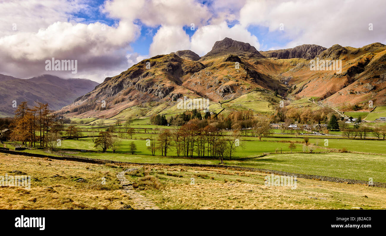 Grande langdale valley con the langdale pikes Foto Stock