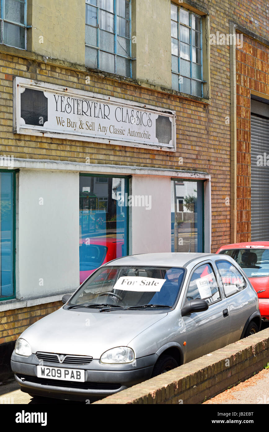 Le automobili classiche di Yesteryear Classics acquistano e vendono, a Sutton Road, Southend on Sea, Essex, Regno Unito. Auto smontabile Foto Stock