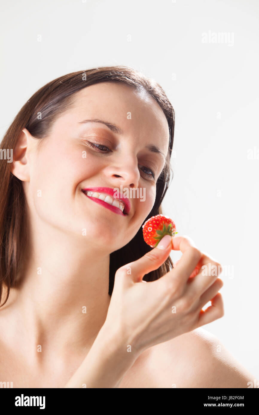 Junge Frau mit einer Erdbeere Foto Stock