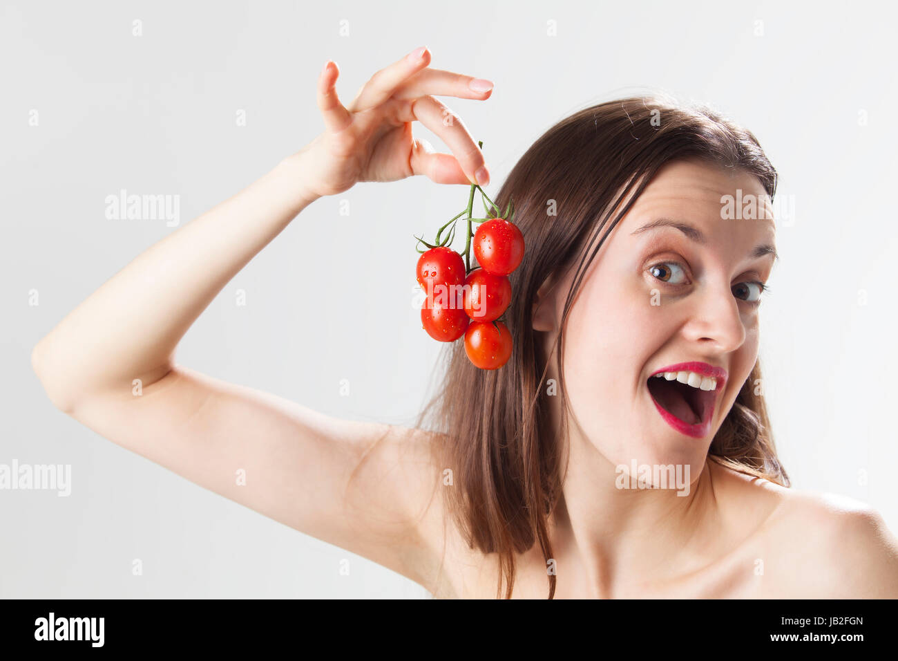Junge Frau mit Tomaten Foto Stock