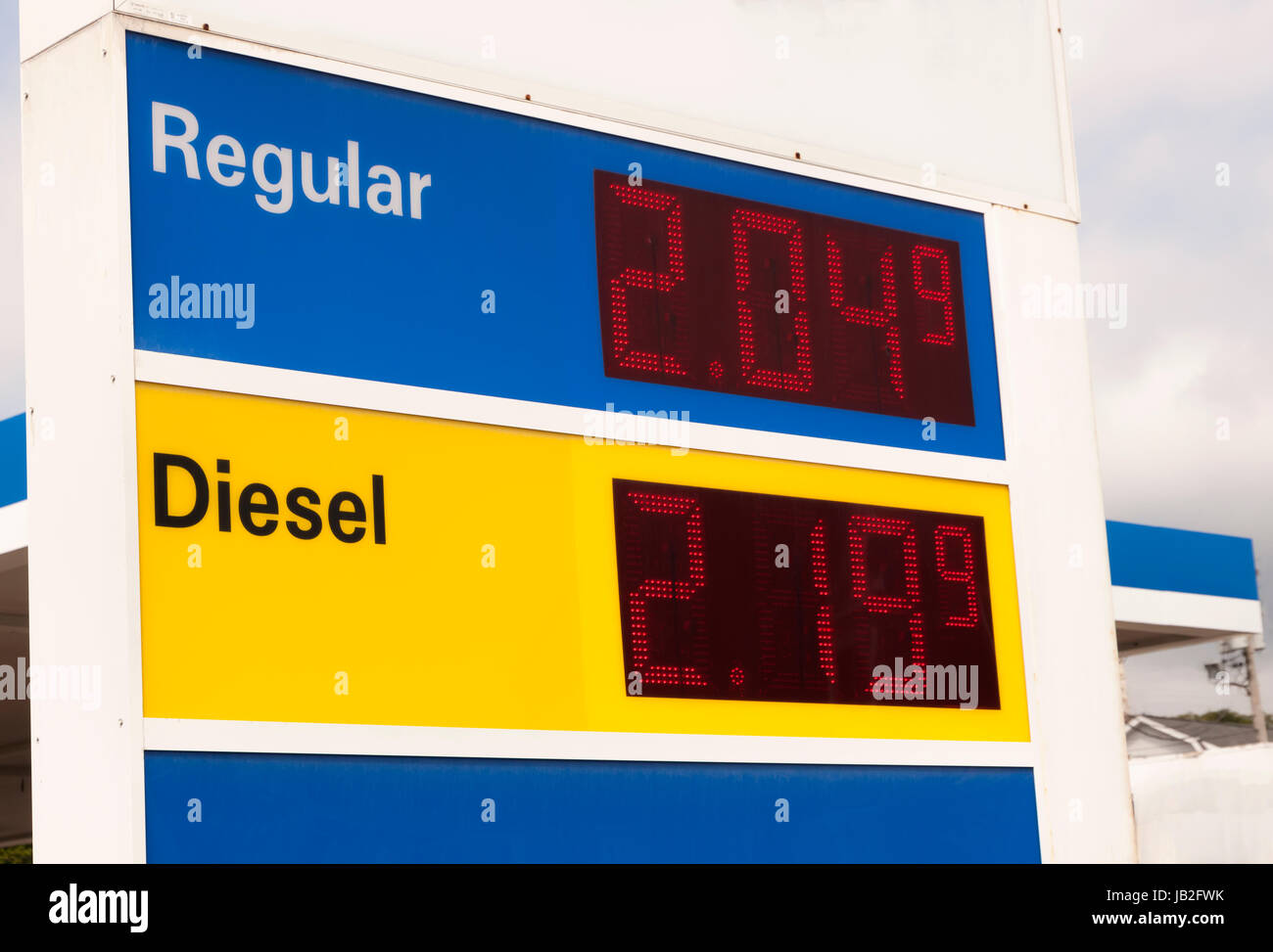 Stazione di gas segno pubblicità prezzi molto bassi in corrispondenza di una stazione di benzina. Foto Stock