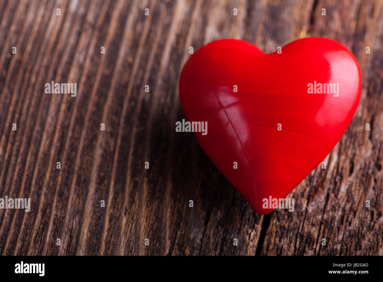 Rotes Herz auf groben Holz Foto Stock
