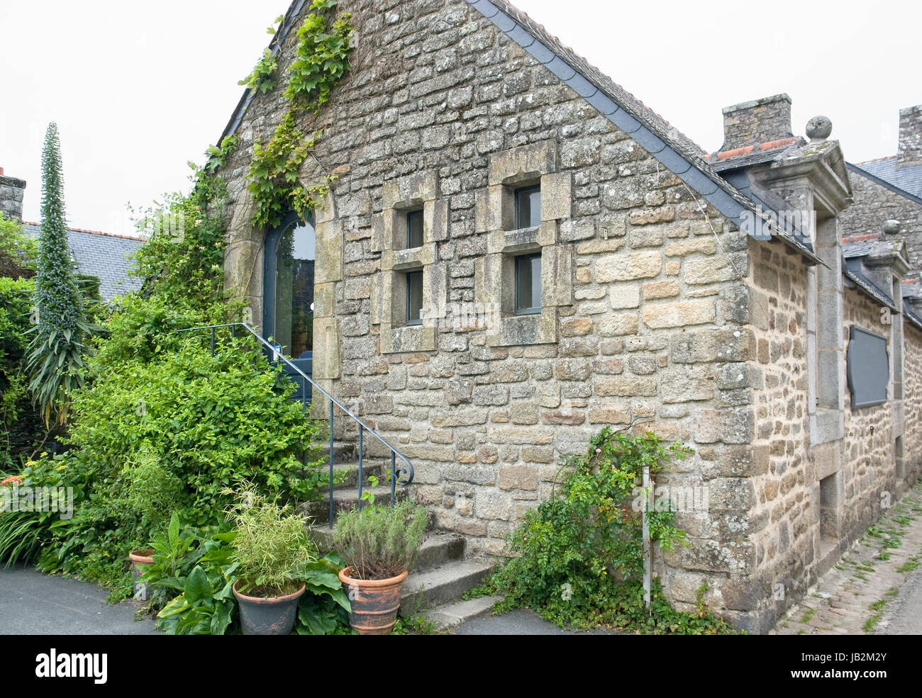 Casa a Locronan, un idilliaco villaggio medievale in Bretagna, Francia Foto Stock