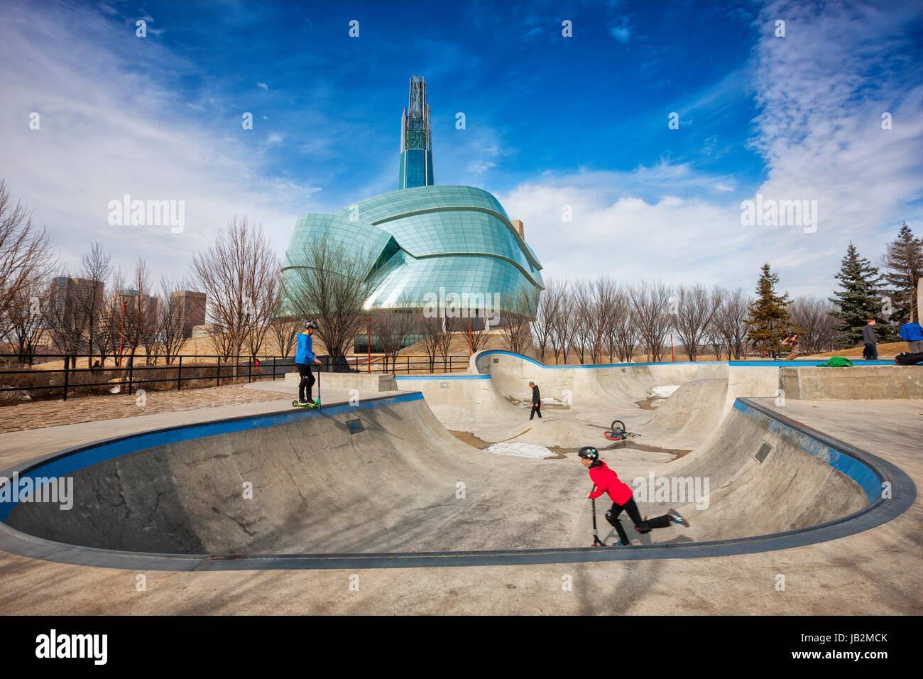 Skate Park nella parte anteriore del museo canadese per i Diritti Umani in Winnipeg, Manitoba Foto Stock