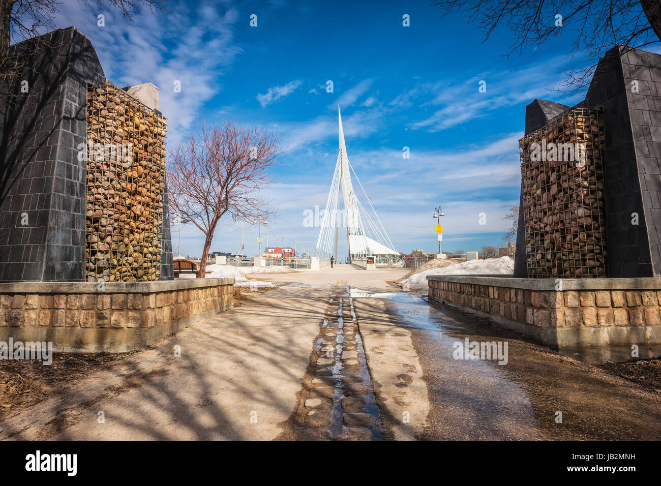 La passeggiata verso il ponte di Provencher in Winnipeg durante la notte Foto Stock