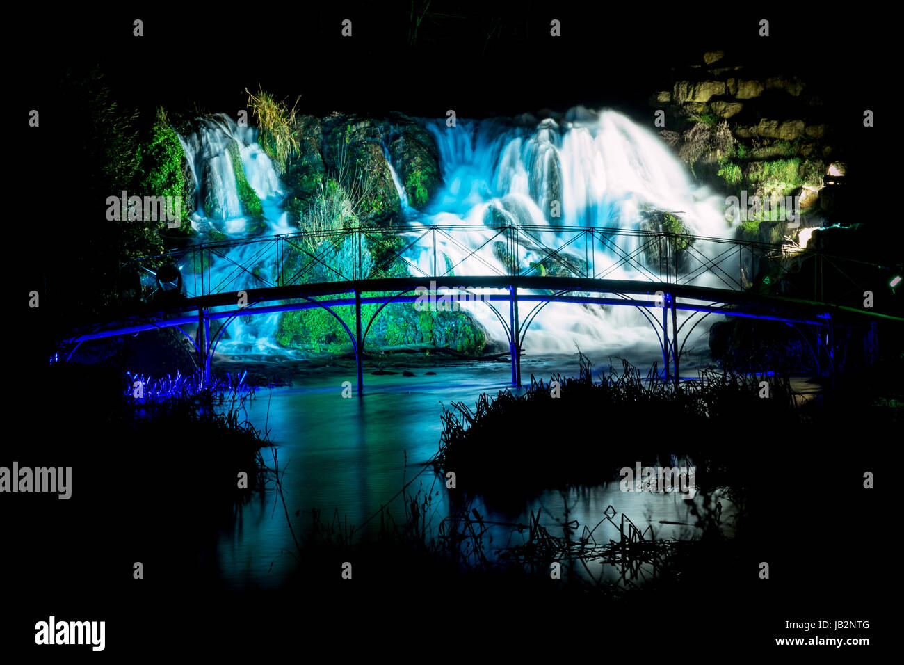 La cascata illuminata e ponte luce installazione presso il Palazzo di Blenheim e di luci di Natale. Dicembre 2016 Foto Stock