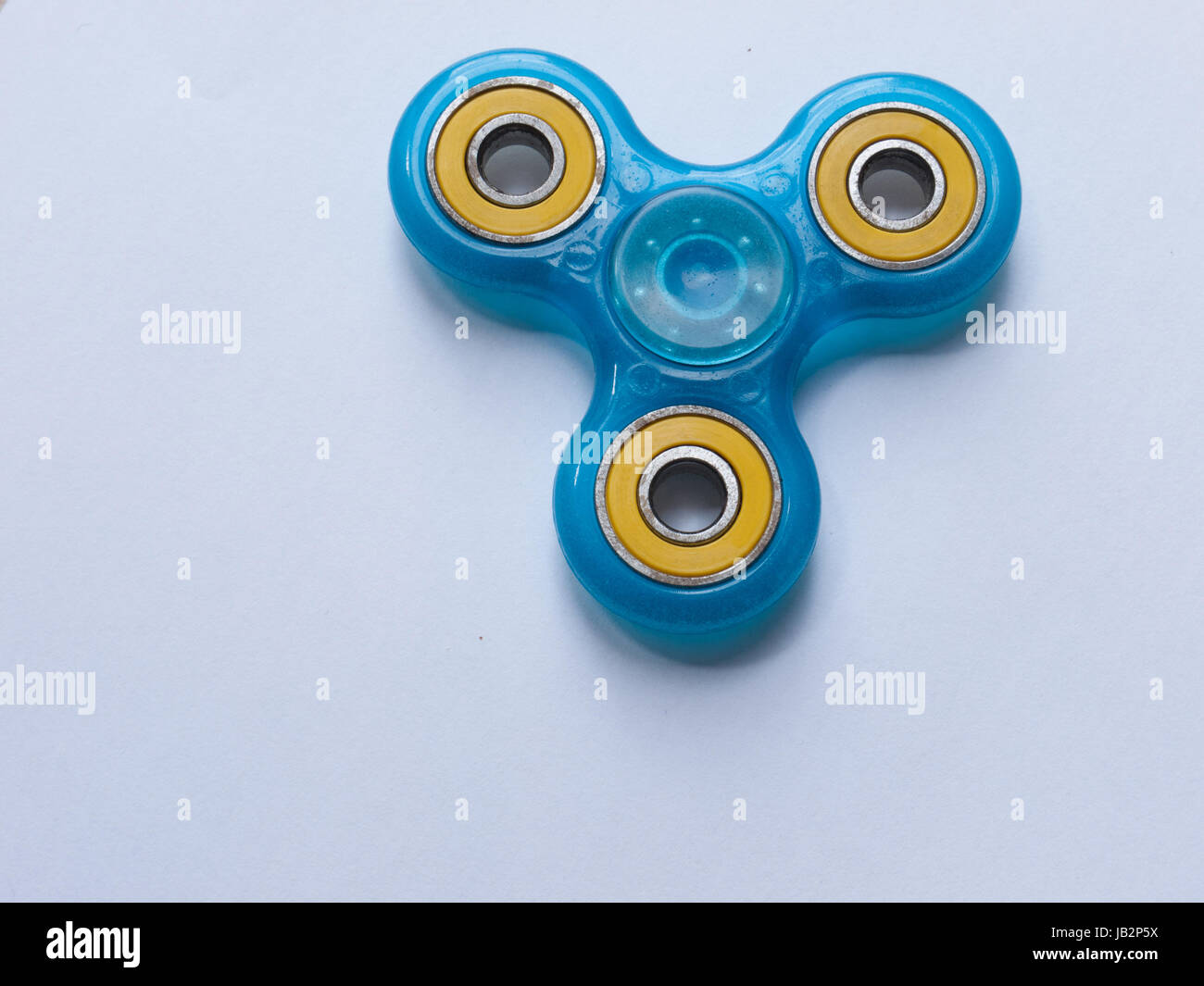 Un blu agitano: spinner isolato su uno sfondo bianco. Foto Stock