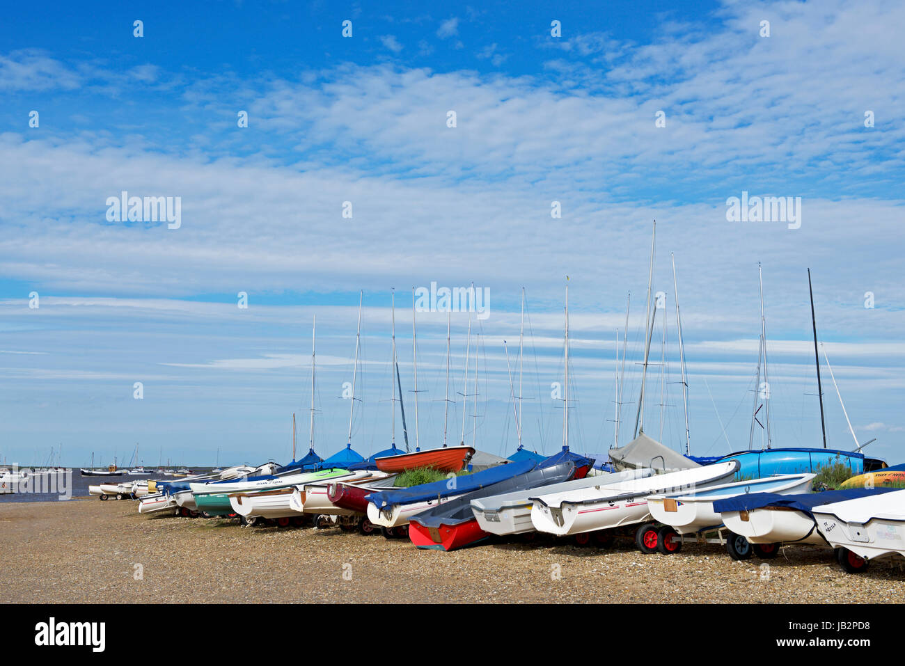 Barche a vela sulla spiaggia di Brancaster Staithe, Norfolk, Inghilterra, Regno Unito Foto Stock