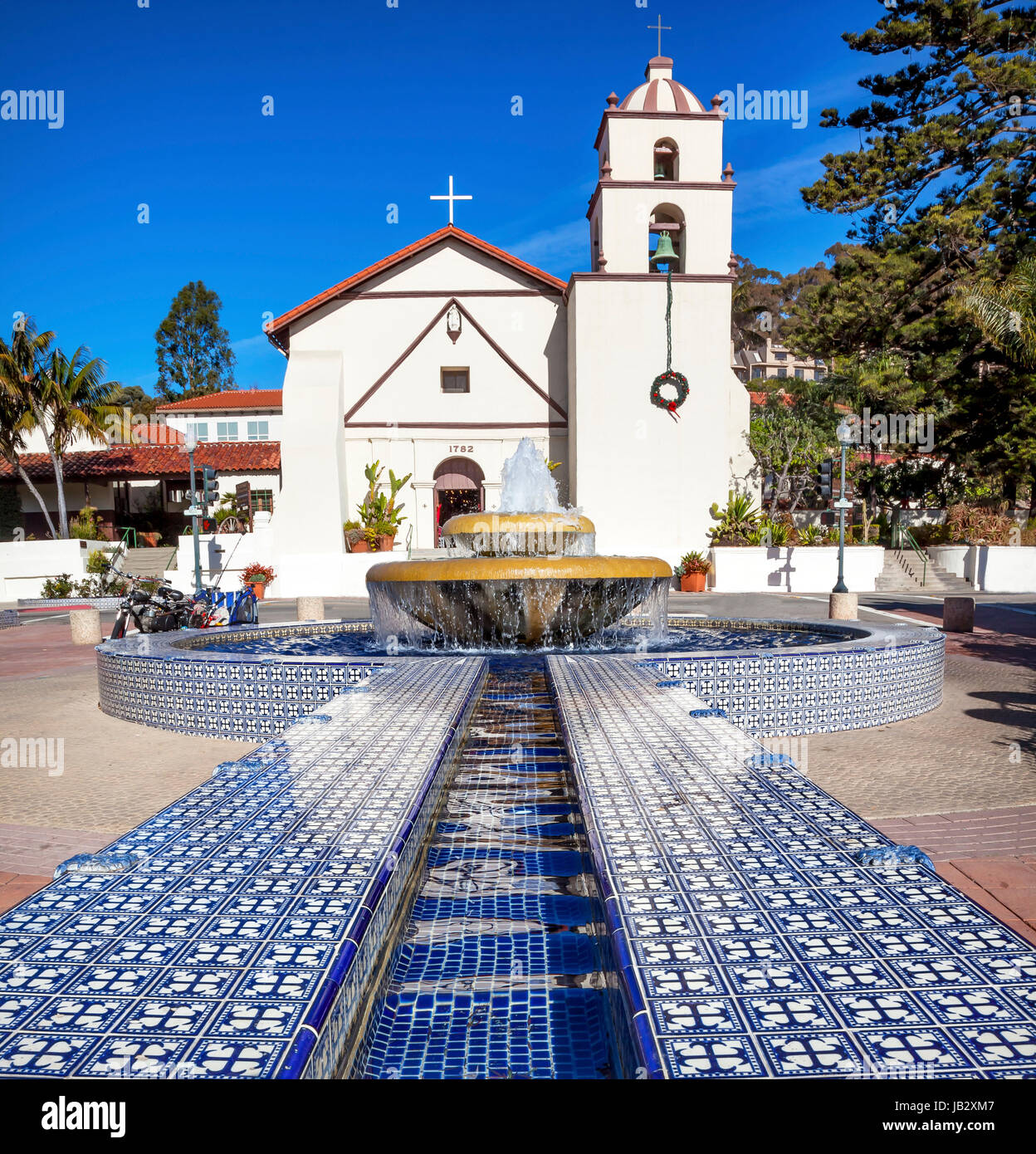 Piastrelle messicane Fontana la missione di San Buenaventura Ventura California. Fondata 1782 da Padre Junipero Serra. Chiamato con il nome di San Bonaventura Foto Stock