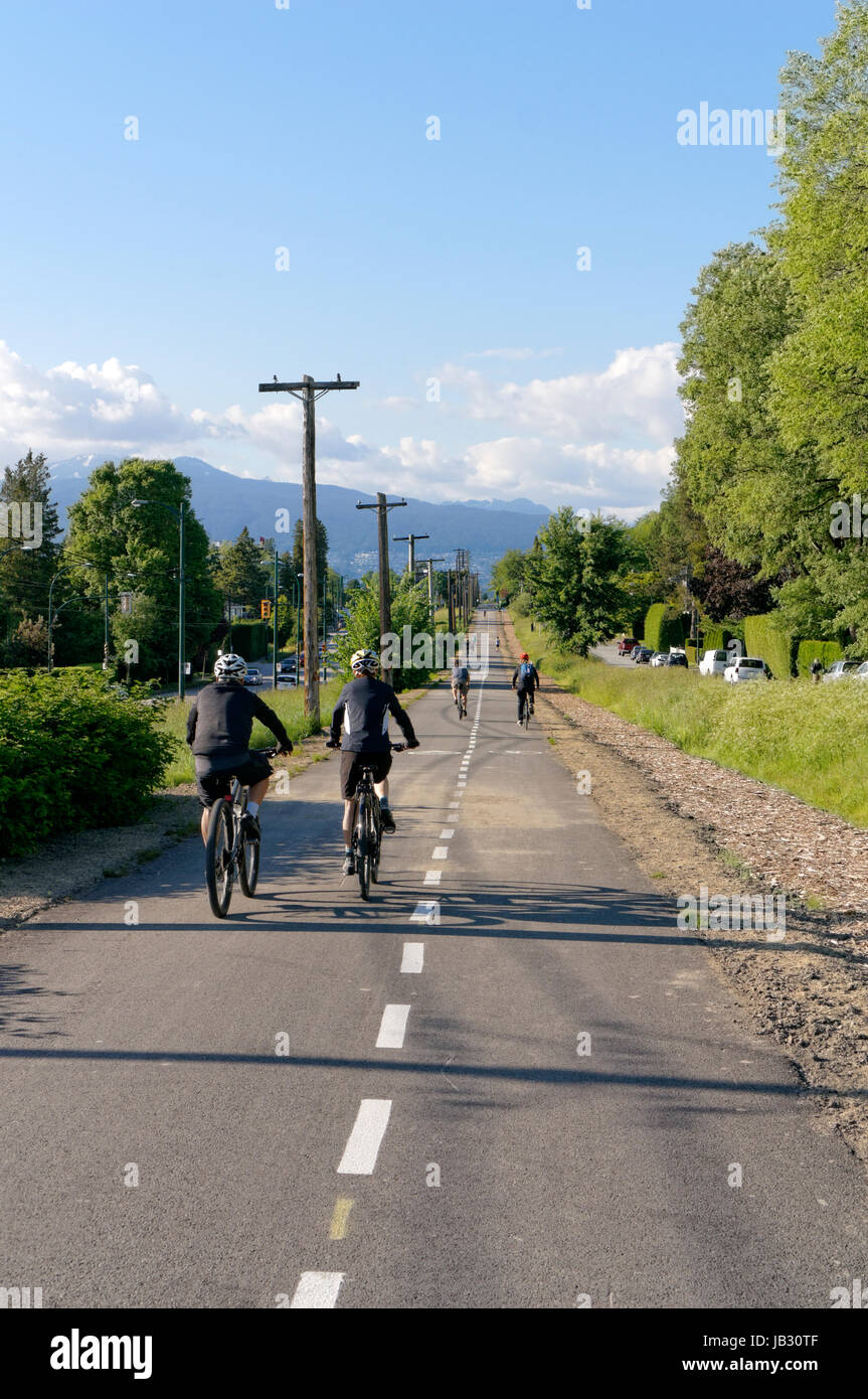 I ciclisti sulla nuova Arbutus Greenway corridoio in Vancouver, British Columbia, Canada Foto Stock