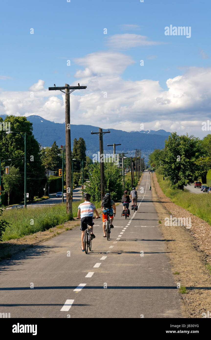 I ciclisti sulla nuova Arbutus Greenway corridoio in Vancouver, British Columbia, Canada Foto Stock