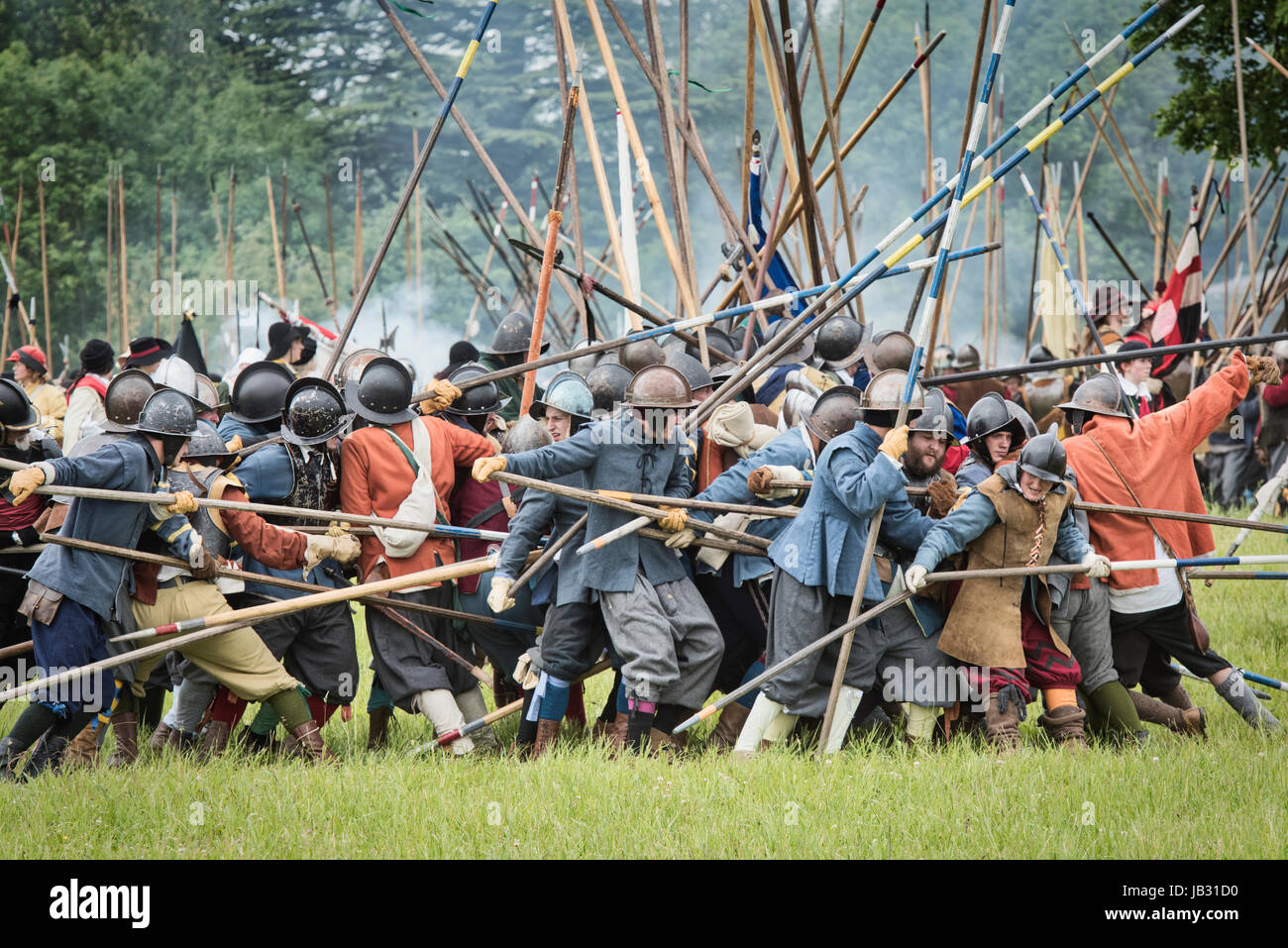 Roundheads e cavaliers battaglia in corrispondenza di un Nodo sigillato guerra civile inglese rievocazione storica evento. Charlton park di Malmesbury, Wiltshire, Regno Unito. Vintage filtro applicato Foto Stock