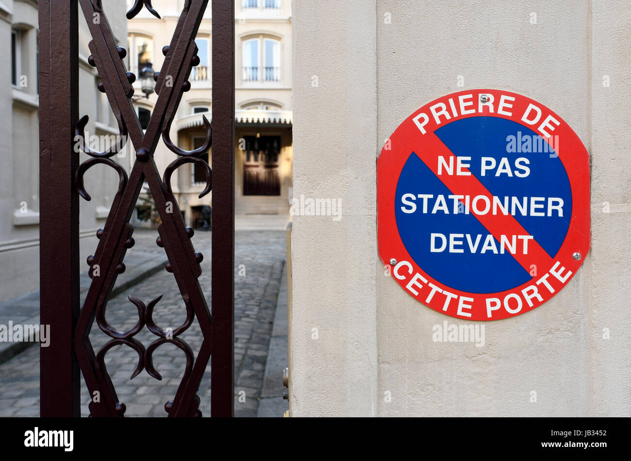 Nessun segno di arresto sul cancello carraio, 'Priere de ne pas stationner devant cette porte " Parigi, Francia Foto Stock