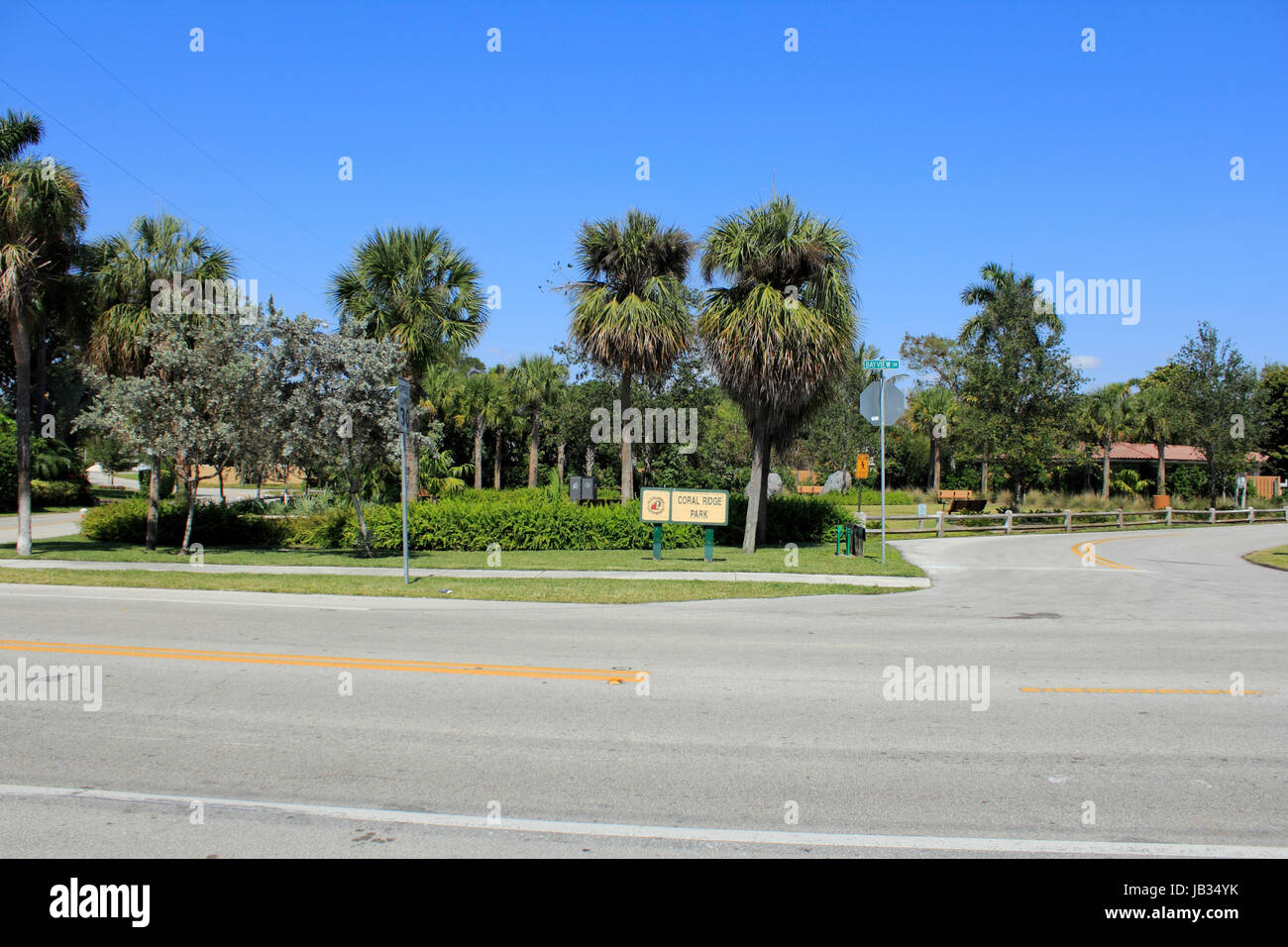 FORT LAUDERDALE, FLORIDA - MARZO 30, 2013: .3 acro Coral Ridge Park si trova a 2401 NE 27 Terrazza, 33305, in un affluente parte della città, ha un portabiciclette, panche, tavoli da picnic e riproduzione di massi. Foto Stock