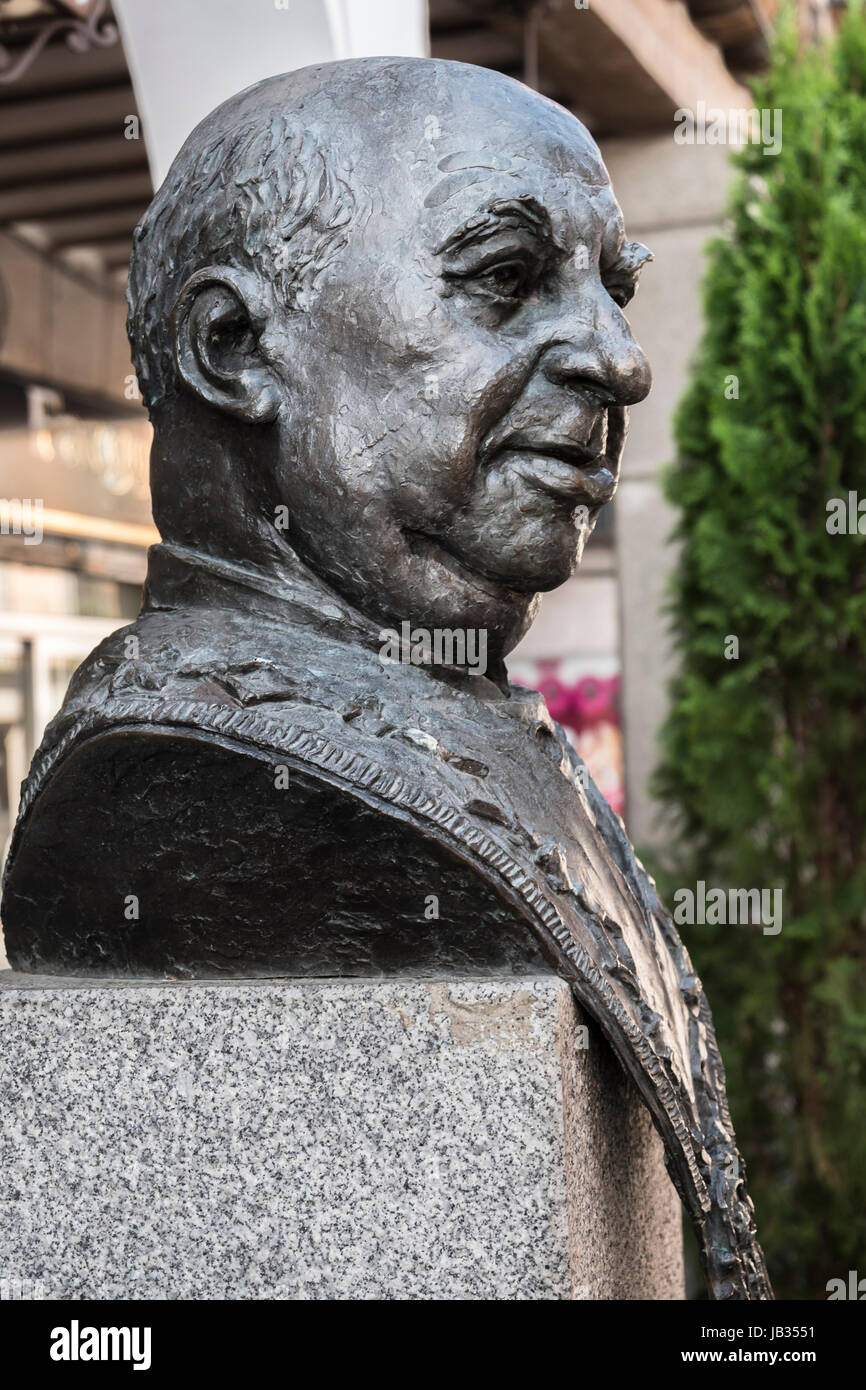 Statua in omaggio al grande cuoco Candido Lopez Sanz, carattere rinomata e famosa città di Segovia, Spagna Foto Stock