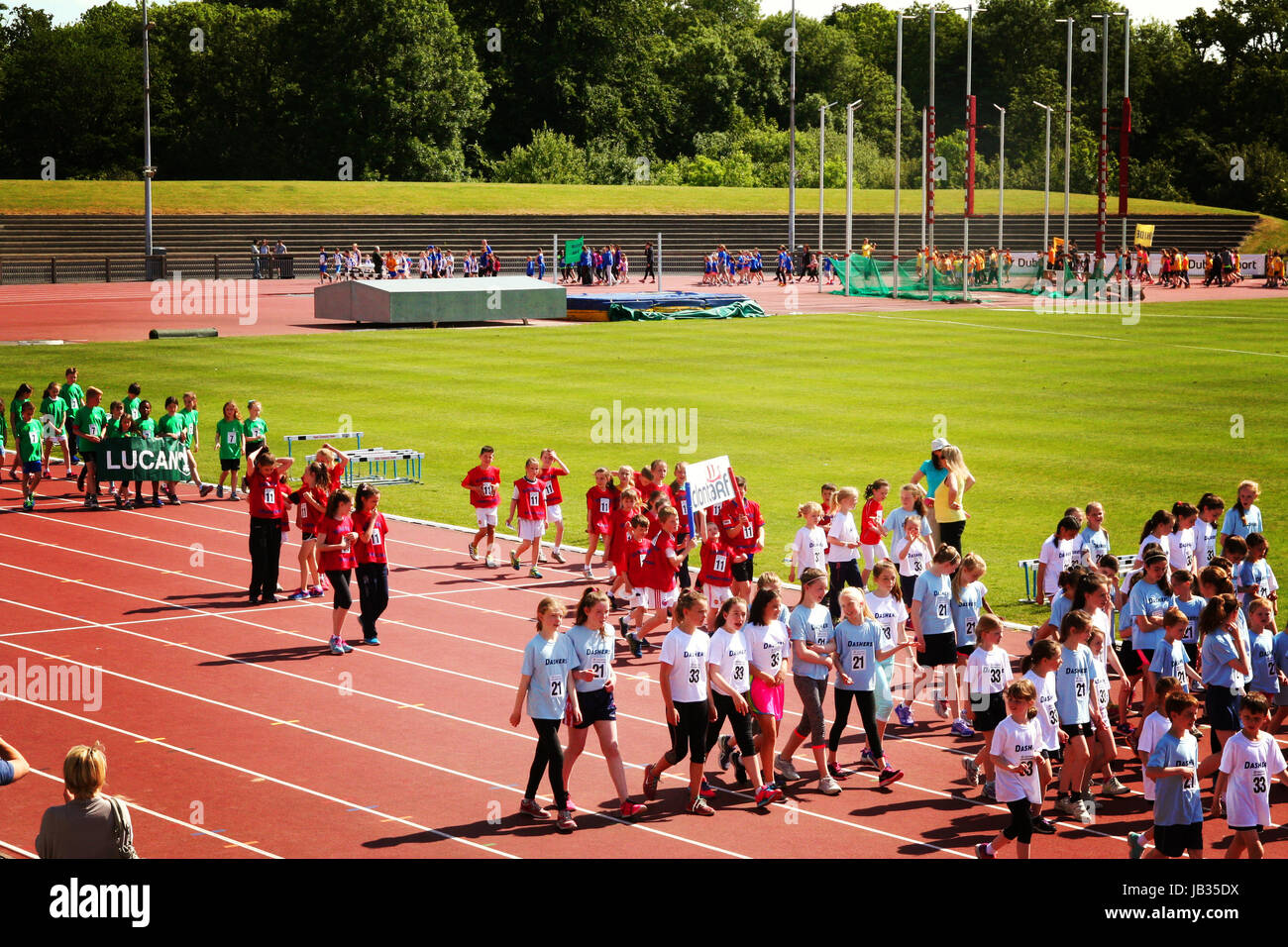 Bambini marciando nella cerimonia di apertura di un incontro di atletica in Dubliln Irlanda Foto Stock