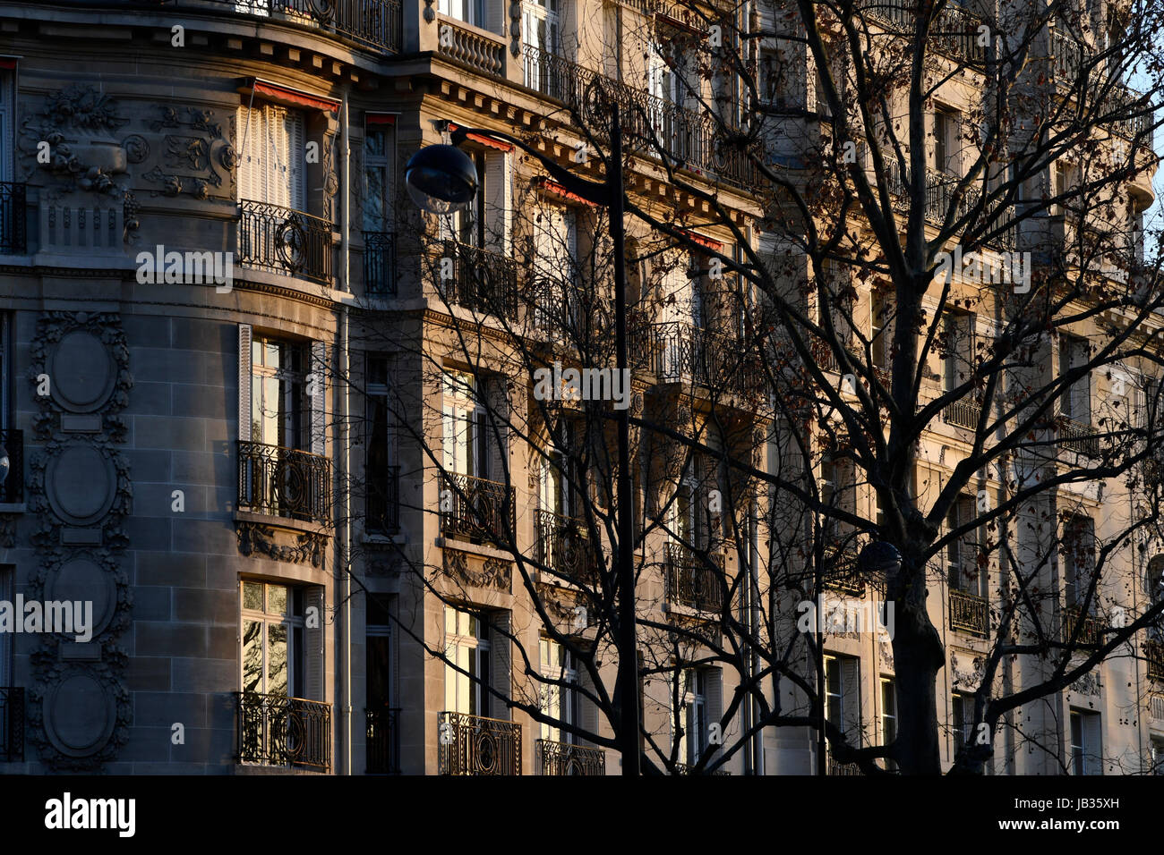 Facciata dell'edificio nel quartiere Saint Germain des Pres, 7° arrondissement a Parigi, Francia Foto Stock