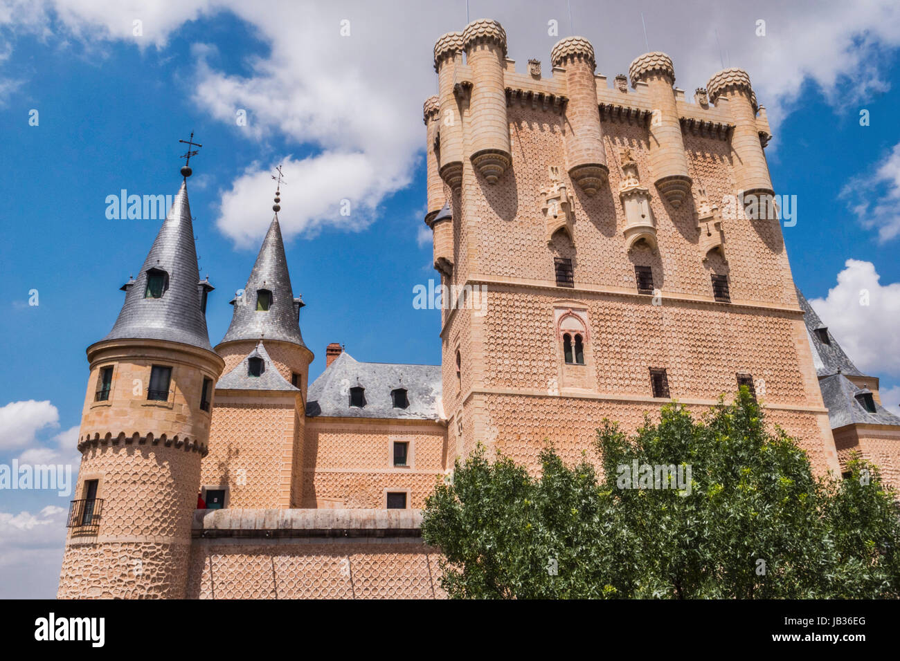 Segovia, Spagna - 3 giugno: vista parziale del castello di ingresso al monumento e ponte levatoio, Juan II TORRE, salendo su uno sperone roccioso, costruito Foto Stock