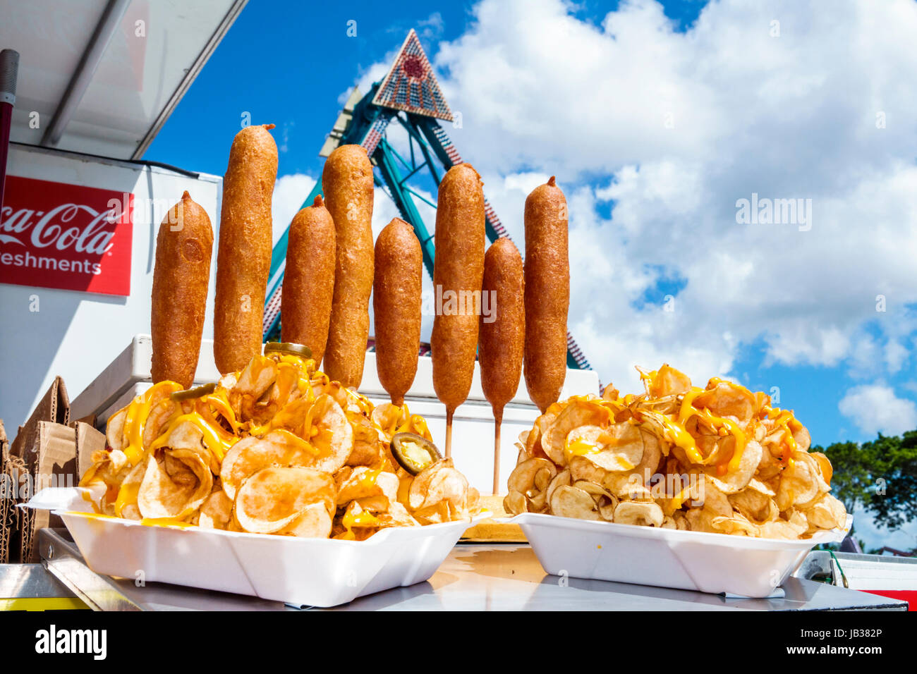 Miami Florida,Tamiami Park,Miami-Dade County Youth Fair & Exposition,carnevale food,corn dog,patatine fritte,FL170331010 Foto Stock