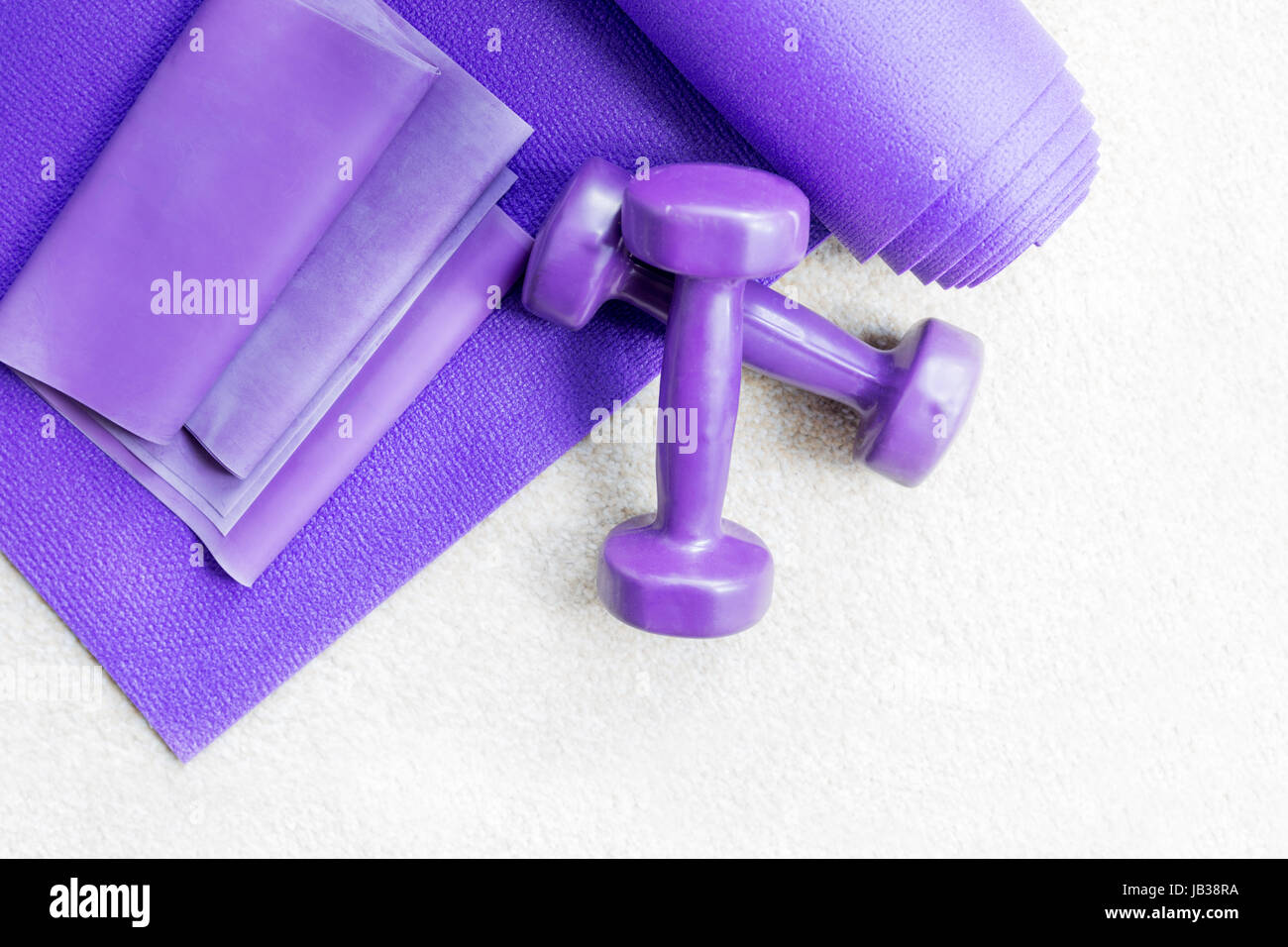 Fitness pilates yoga puntelli attrezzature su un tappeto Foto Stock