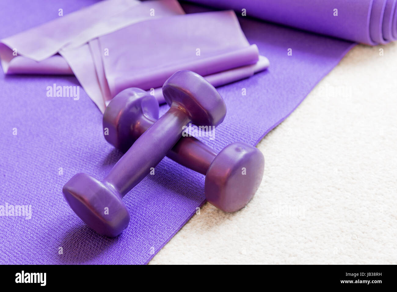 Fitness pilates yoga puntelli attrezzature su un tappeto Foto Stock