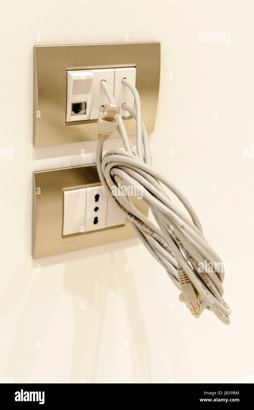 Europeo di presa elettrica e presa ethernet su parete con un cavo ethernet  Foto stock - Alamy