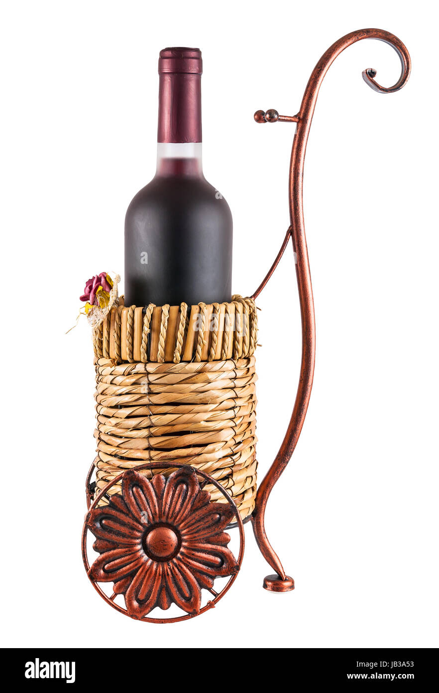 Bottiglia di vino rosso nel cestino con ruote isolato su sfondo bianco con tracciato di ritaglio Foto Stock