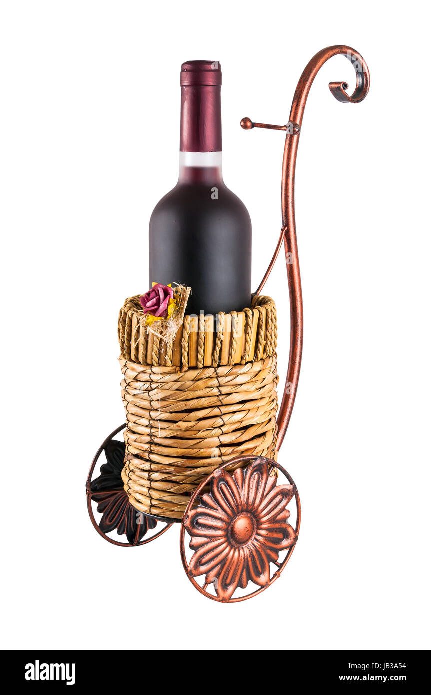 Bottiglia di vino rosso nel cestino con ruote isolato su sfondo bianco con tracciato di ritaglio Foto Stock