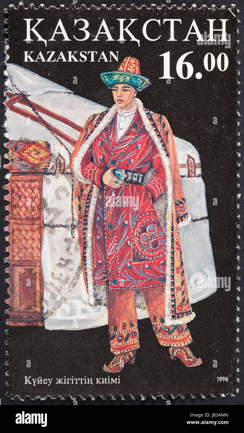 Repubblica di Kazakistan - circa 1996: un francobollo stampato in Kazakistan mostra il kazako uomo in abito nazionale vicino jurt nomade, circa 1996 Foto Stock